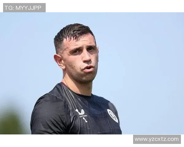 马丁内斯的传奇人生与足球生涯探索：从青涩少年到世界级球星的成长之路